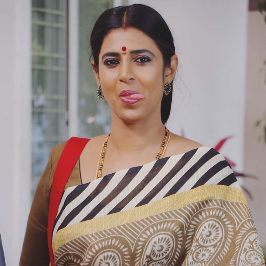 Kasturi Mathre முடிக்கு மேல் ஏறிய ட்ரெஸில் போஸ் கொடுத்துள்ள நடிகை கஸ்தூரி.... வாயை ...